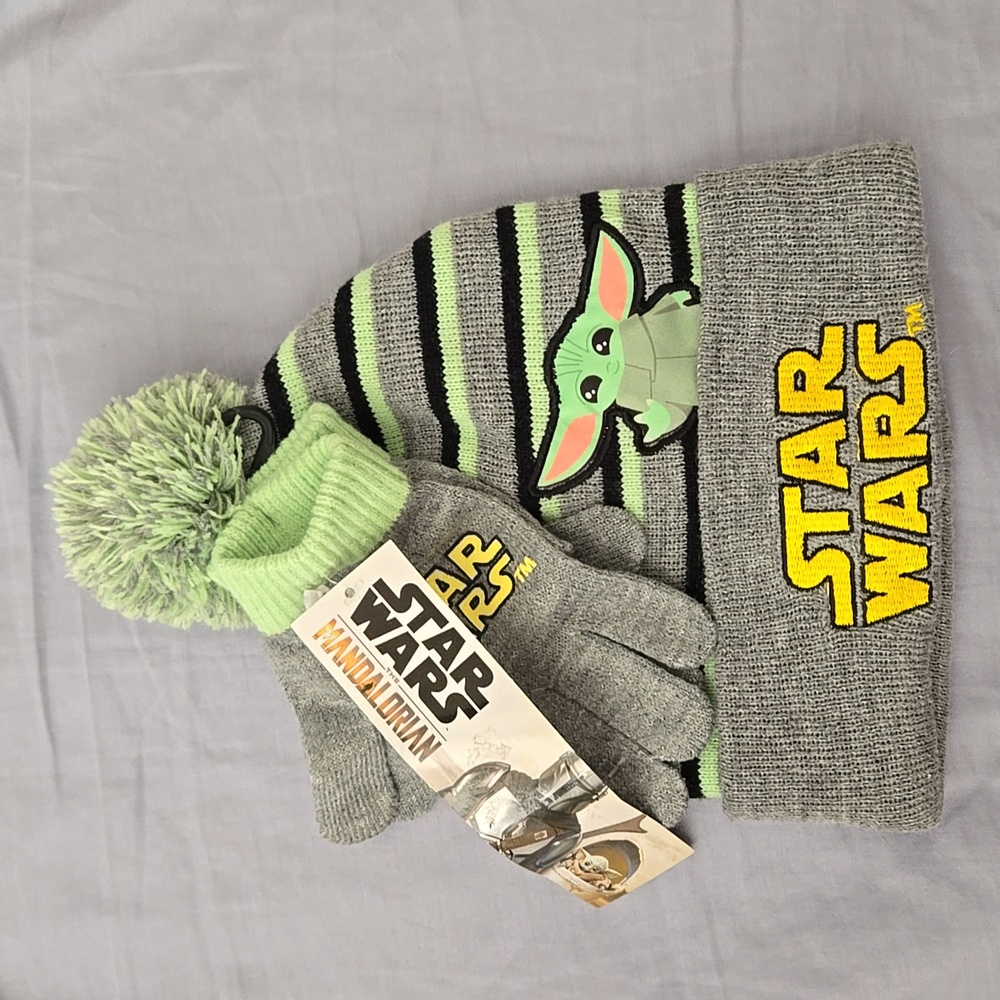 NWT Star Wars Baby Yoda Hat Glove Set Kids